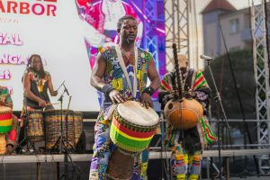 Gorzów: Politycy PiS pomylili tancerzy z Senegalu z imigrantami. Wpisy zniknęły z sieci 