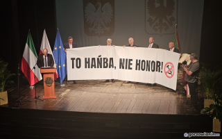 Transparent i okrzyki. Komarnicki został honorowym obywatelem Gorzowa w cieniu protestu