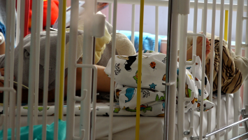 Zrobił to za paczkę chipsów. 11-latek połknął petardy i trafił do szpitala