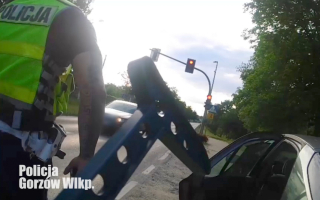 „Dziecko na ręce, auto i do szpitala”. Policjanci eskortowali nieprzytomną 2-latkę