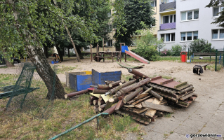 Był plac zabaw, zostały tylko deski. Mieszkańcy centrum Gorzowa nie kryją oburzenia