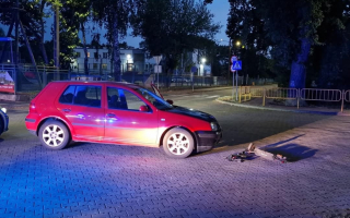 Dwie nastolatki na hulajnodze. Wymusiły pierwszeństwo i wjechały pod volkswagena