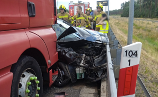 Wpadła hyundaiem w poślizg na S3. Uderzyła w bariery i zderzyła się z ciężarówką