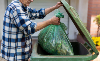 Plastik raz w miesiącu, zmieszane co dwa tygodnie. Mieszkańcy gmin: Będziemy kisić się w śmieciach