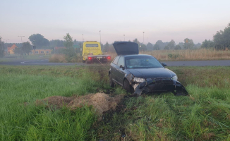 Pijany i bez prawa jazdy. Kierowca audi wjechał do rowu