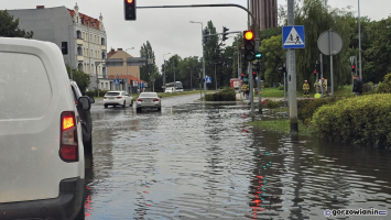Ulewny deszcz w Gorzowie. Zalana Grobla i Woskowa