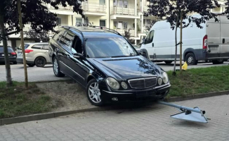 Mercedesem uderzył w auto i znak. Kierowca próbował uciekać pieszo