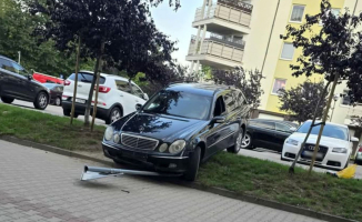 Próbował uciekać po rozbiciu mercedesa. Był pod wpływem narkotyków i miał zakaz prowadzenia