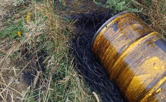 Porzucili beczki z olejem. Teraz za sprzątanie zapłaci gmina