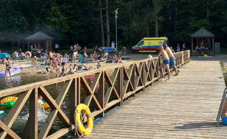 Reanimacja kobiety nad jeziorem Marwicko. Uratowali ją ratownicy i strażacy