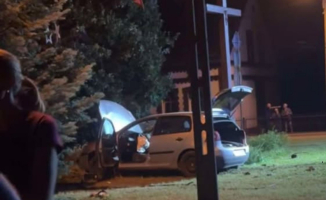 Pijany kierowca volkswagena ściął słup i wjechał w krzaki