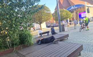 Okupują ławki i załatwiają się gdzie popadnie. Mieszkańcy mają dość bezdomnych w centrum Gorzowa
