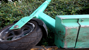 Dwóch chłopców na jednej elektrycznej hulajnodze. Wypadek zakończony złamaniami