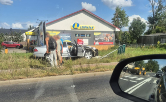 Wypadek na DK22 koło Gorzowa. Zderzenie volkswagena z ładowarką