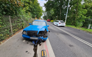 Po pijaku i bez uprawnień. Kierowca mercedesa zderzył się z lawetą