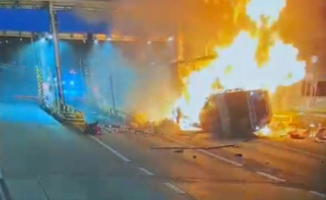 Ciężarówka uderzyła w bramki na A2 i stanęła w płomieniach. Nie żyje kierowca