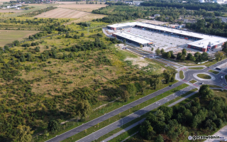 Tutaj miał powstać Selgros. Zamiast hipermarketu są tylko chaszcze