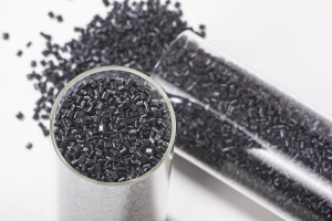 Granulat czy regranulat - który z surowców wybrać do produkcji elementów z tworzyw sztucznych?