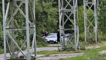 Policyjny pościg za toyotą. Kierowca porzucił auto i uciekł pieszo