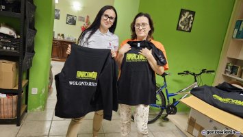 Fundacja Anaconda dostała nowe bluzy i koszulki. Tak naprawdę pomogliśmy wolontariuszom