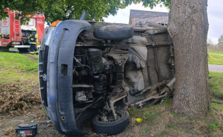 Dachowanie busa. Auto zatrzymało się na boku