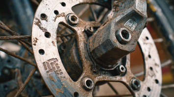 Słabe hamowanie? Jak szybko naprawić hamulce tarczowe w rowerze