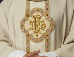 Jak prawidłowo prasować komżę ministrancką? Kompleksowy poradnik od Ornaty.pl