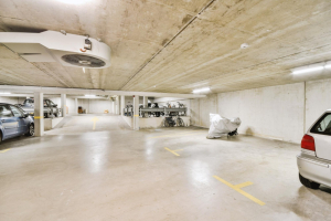 Jak zaplanować przestrzeń w bloku bez komórki lokatorskiej? Garaż jako idealne miejsce na przechowywanie