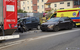 Motocyklista zderzył się z dwiema skodami