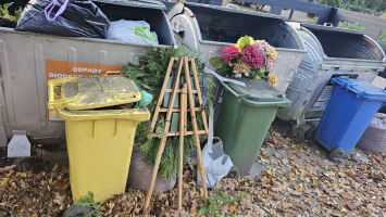 Znicze, wkłady i wiązanki osobno. Inneko chce, by mieszkańcy segregowali śmieci na cmentarzu