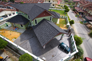 Styl tradycyjnego gontu, trwałość stali. Odkryj blachodachówkę gontopodobną GERARD z posypką kamienną