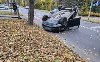 Kierujący fordem uderzył w sygnalizator. Auto dachowało