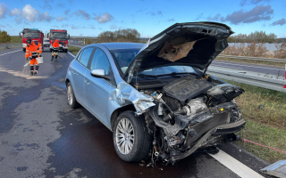Wypadek na S3. Fiat uderzył w ciężarówkę i barierki