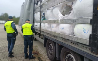 Śmieci zamiast odzieży. Nielegalny transport zatrzymany na S3