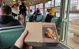 Rogalowa bimba w Gorzowie. Słodki poczęstunek dla pasażerów tramwaju