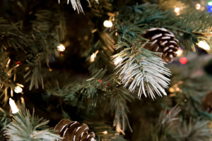 Polski producent choinek PCV a chiński – różnice w jakości