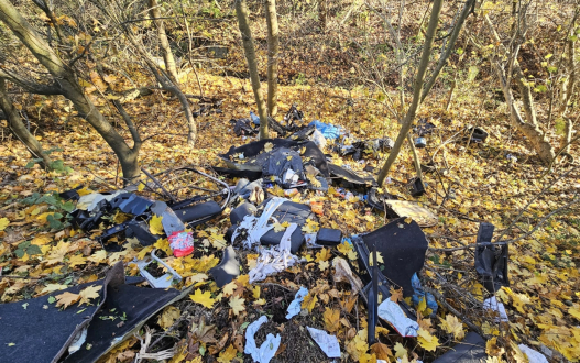 Opony, fotele i plastik. Czytelnik: Ktoś urządził dzikie wysypisko