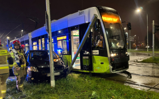 Kierująca toyotą wjechała wprost pod tramwaj. Zignorowała czerwone światło