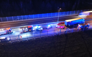 Nie żyje kierowca ciężarówki, ranny policjant. Wypadek na S3