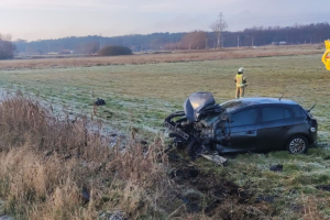 Kierująca fiatem wjechała wprost pod pociąg. Lądował śmigłowiec LPR