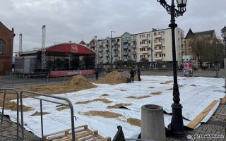 Na Starym Rynku ruszyła budowa lodowiska. Prawdziwy lód już za kilka dni