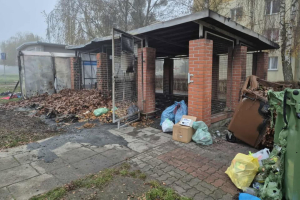 Potężny pożar altany śmietnikowej. Spaliło się kilkanaście kontenerów