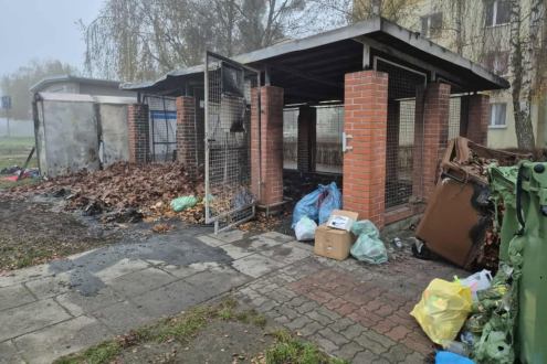 Potężny pożar altany śmietnikowej. Spaliło się kilkanaście kontenerów