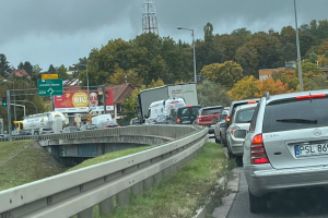 Korki po włączeniu świateł na rondzie Santockim. Radny chce przeprogramowania sygnalizacji