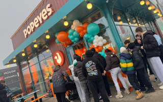 Tak wyglądało otwarcie Popeyes w Gorzowie. Pierwsze trzy osoby czekały 11 godzin w kolejce