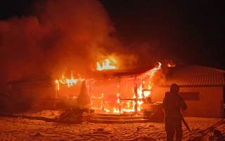 Pożar domu koło Gorzowa. Cały budynek objęty ogniem