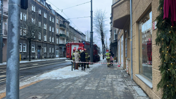 Trzy zastępy straży pożarnej przy Mieszka I w Gorzowie. Mieszkańcy mówią o „strasznym smrodzie”