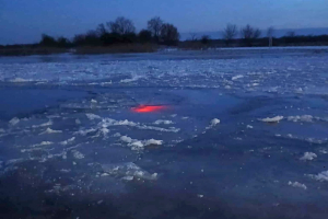 Wjechał na zamarzniętą rzekę. Pod quadem załamał się lód