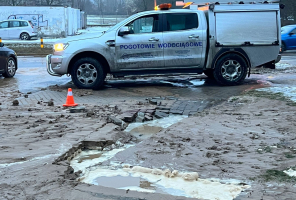 Potężna awaria wodociągu w Gorzowie. Woda zniszczyła chodnik i zalała ulicę