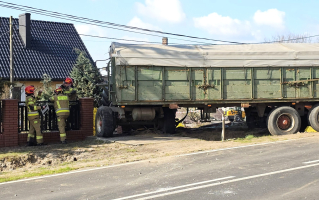Ciągnik z przyczepą uderzył w ogrodzenie. Dwie osoby zostały ranne